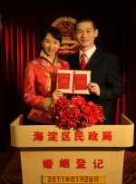 他的昂扬对准她湿润的入口视频